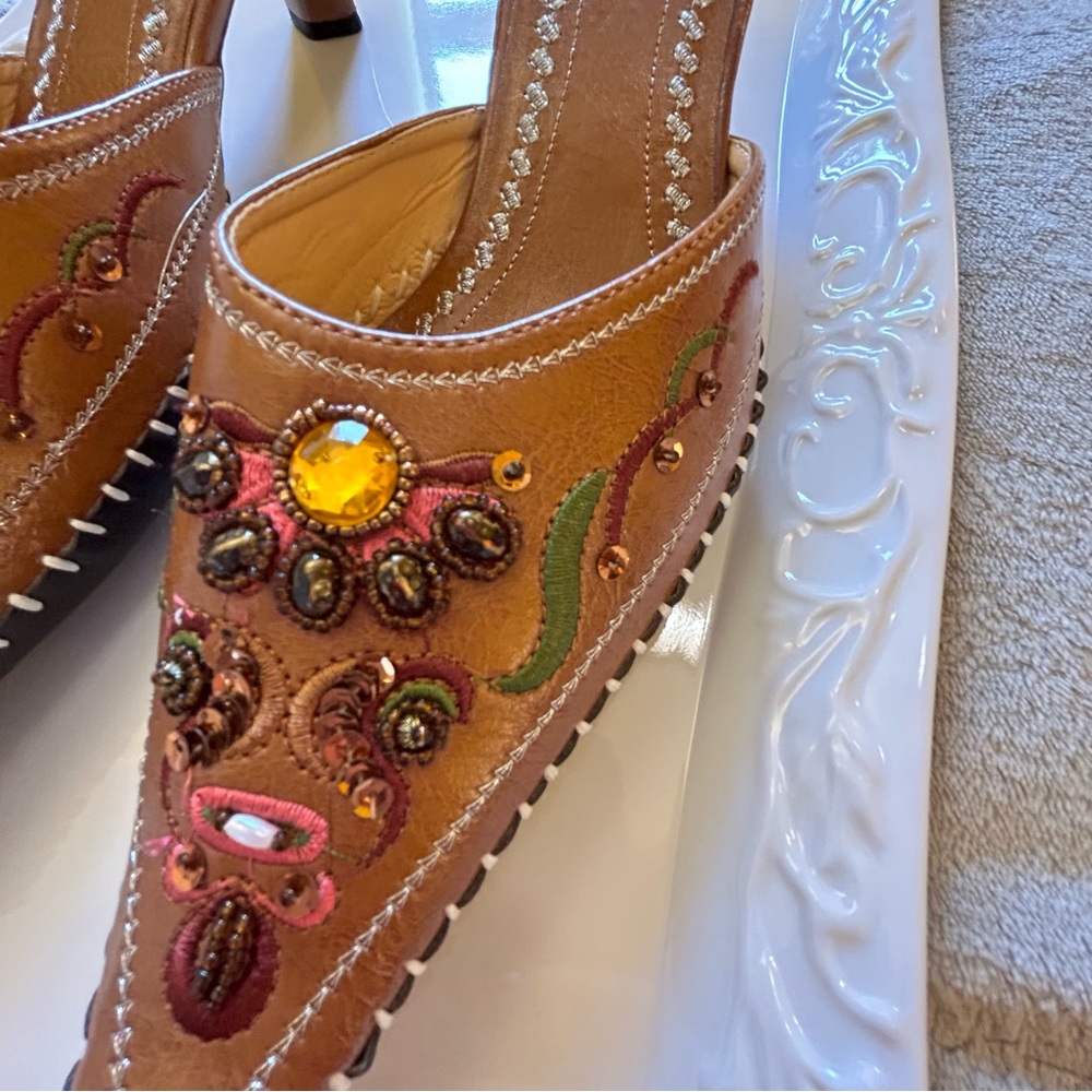 NWT Classic brown jewelled high heel shoes Size 9